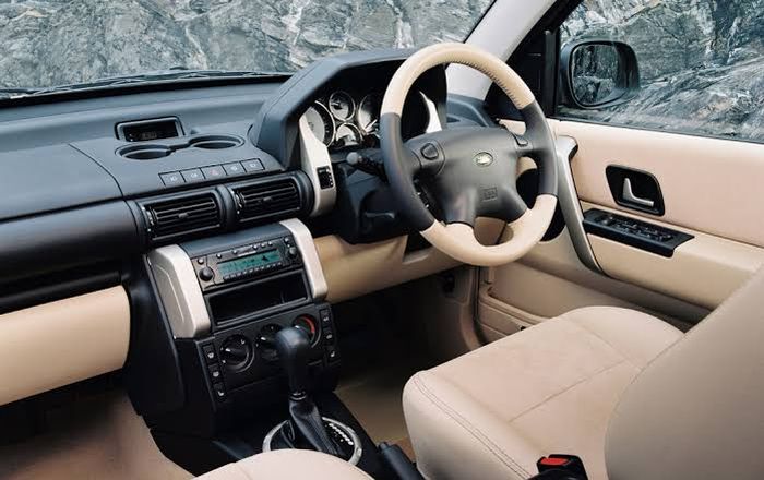 Ilustrasi kabin Land Rover Freelander generasi pertama