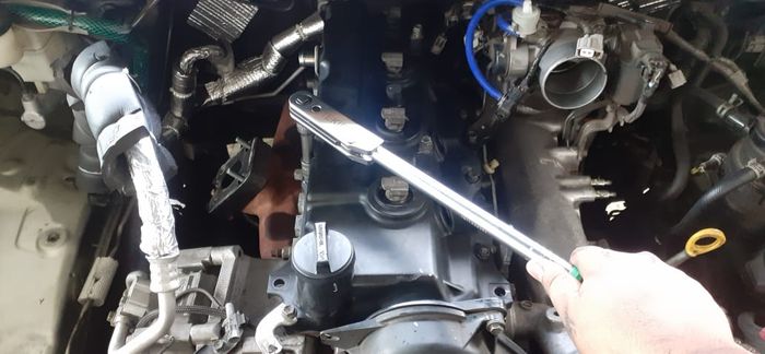 Pengencangan cover silinder head Toyota Kijang Innova