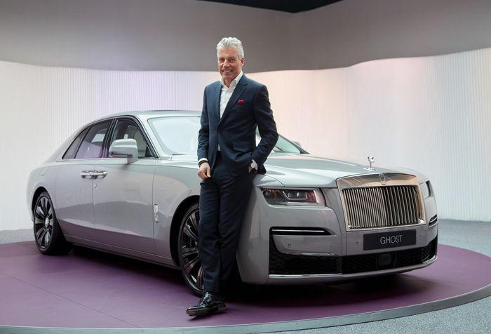 Chief Executive Officer (CEO) Rolls-Royce Motor Cars, Torsten Muller-Otvos berpose didepan Rolls-Royce Ghost