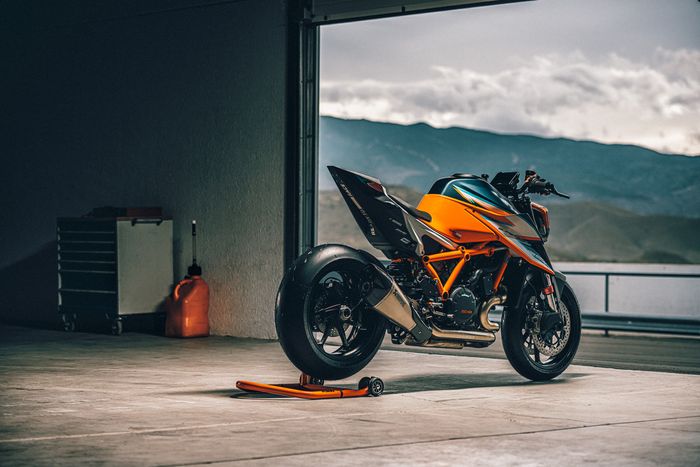 sosok KTM 1290 Super Duke RR 
