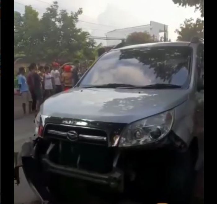 Daihatsu Terios rontok bumper depan ditebas Toyota Kijang Innova gagal nyalip di Polokarto, Sukoharjo, Jawa Tengah