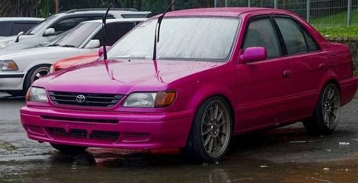 Toyota Soluna tampil menarik dengan balutan warna pink