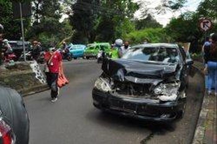 Toyota Camry yang terlibat tabrakan beruntun lima mobil di Jl Jalak Harupat, Bogor Tengah, kota Bogor, Jawa Barat