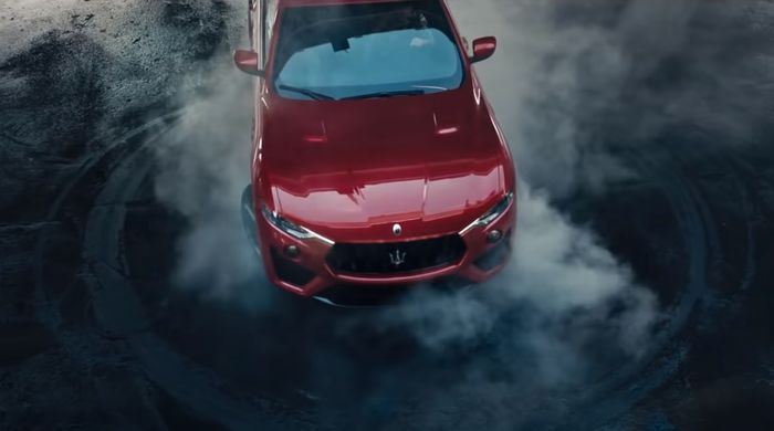 Momen ketika David Beckham beraksi menggunakan Maserati Levante Trofeo.