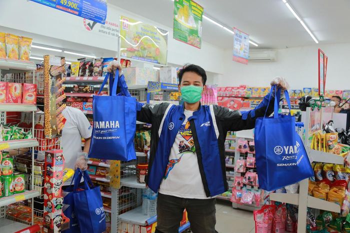 Dalam 125 Shopping Challenge, peserta diajak memanfaatkan fitur double hook GEAR 125 untuk membawa barang belanjaan