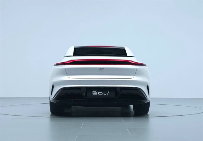 Desain buritan Zhijin L7 dengan lampu menyatu