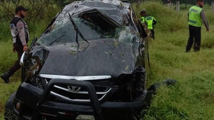 Toyota Avanza koprol dan terlempar di ruas tol Medan-Tebing Tinggi KM 68+600