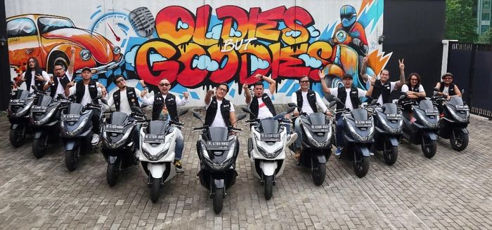 The Prediksi terlihat kompak menggunakan Honda PCX 160 