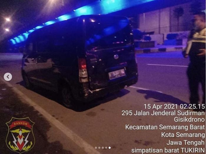 Daihatsu Gran Max yang terlibat tabrakan beruntun di Kalibanteng, Semarang, Jawa Tengah