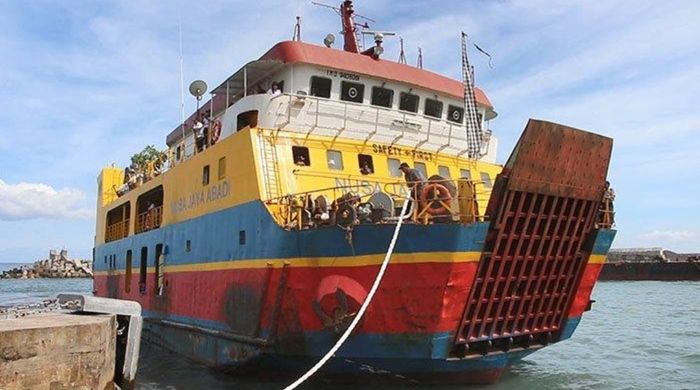 Kapal roll on roll off (Roro) KMP Nusa Jaya Abadi saat berlabuh di Pelabuhan Padang Bai, Karangasem beberapa waktu lalu.
