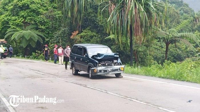 Satu mobil terlihat dalam kondisi ringsek di bagian depan setelah insiden kecelakaan lalu lintas (Lakalantas) di jalan Raya Padang - Solok, Kota Padang, Provinsi Sumatera Barat, Kamis (15/4/2021). (TRIBUNPADANG.COM/REZI AZWAR) (TRIBUNPADANG.COM/REZI AZWAR)