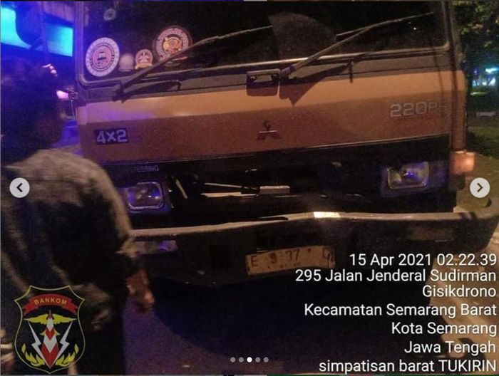 Truk tronton yang terlibat tabrakan beruntun di Kalibanteng, Semarang, Jawa Tengah