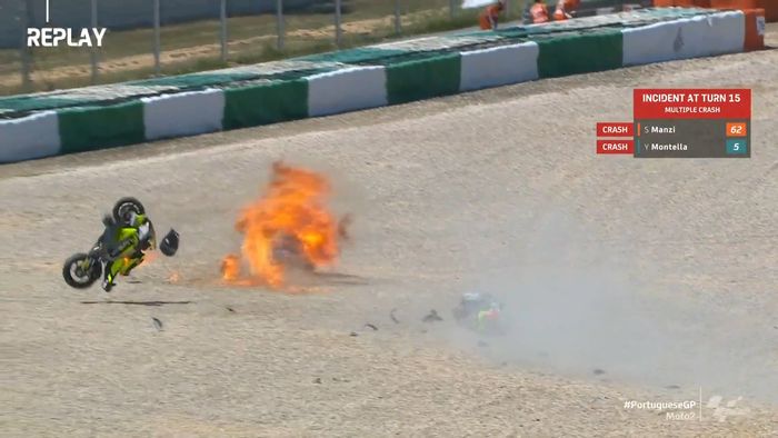 Crash mengerikan yang menimpa Stefano Manzi dan Yari Montela di tikungan 1 lap 5.