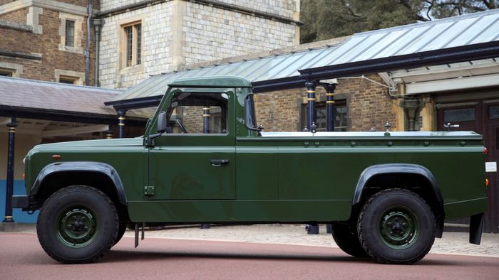 Land Rover Defender 130 Gun Bus yang dimodifikasi Pangeran Philip buat bawa peti jenazahnya