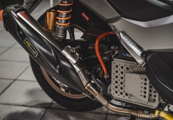 Mesin Yamaha NMAX kena upgrade bro Tyo ganti knalpot bawaan dengan knalpot racing ROB 1 dan ganti selang radiator.