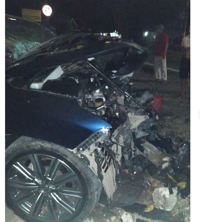 Kondisi ruang mesin Lexus LX 570 yang dikemudikan Wakil Ketua DPRD Hulu Sungai Selatan usai tumbuk pohon di Angkinang, Hulu Sungai Selatan, Kalimantan Selatan