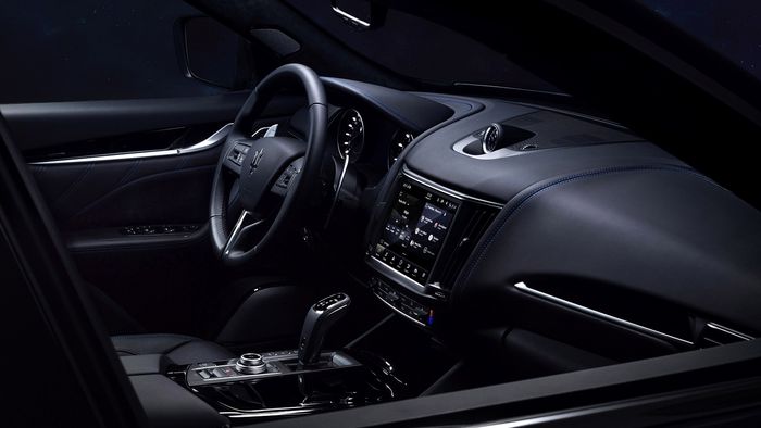 Interior Maserati Levante Hybrid menggunakan jahitan berwarna biru sebagai tanda varian bermesin hybrid