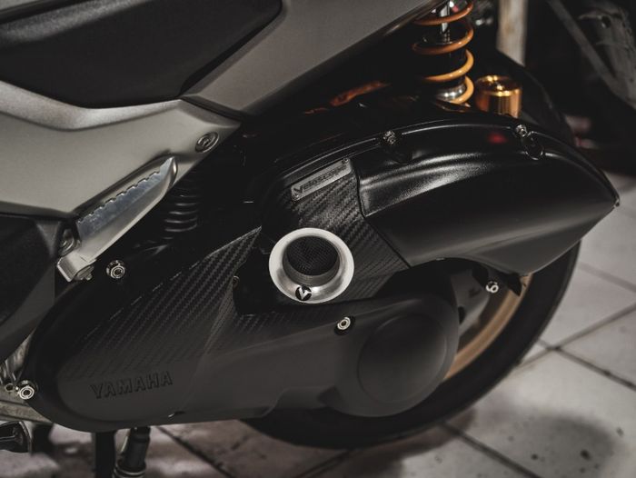 Tampil simpel sektor CVT dan Filter standart hanya terpasang Veloscope berkelir krom.