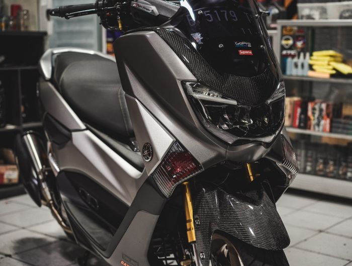 Tampak depan Yamaha NMAX sangar dengan paduan karbon kevlar
