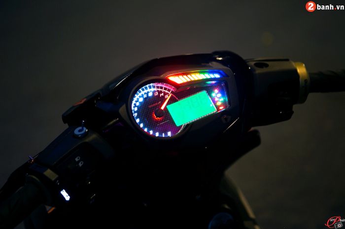 Tampilan kokpitnya yang sudah dipasangi panel speedometer Koso