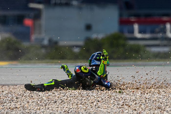 Valentino Rossi terjatuh pada tikungan-11 MotoGP Portugal 2021 (18/4). 