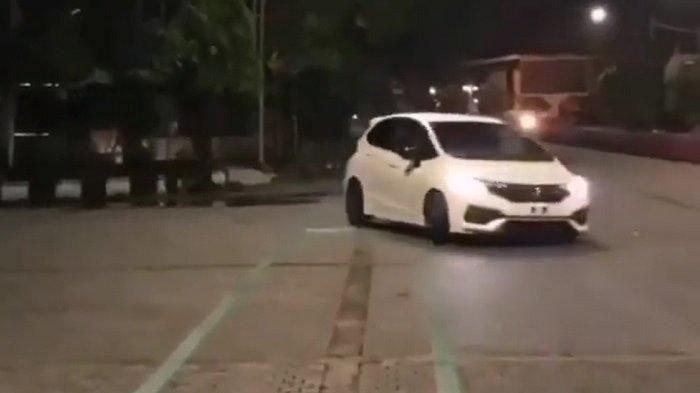 Honda Jazz saat muter-muter bak aksi driting tapi enggak jadi di perempatan Gladak, Solo, Jawa Tengah