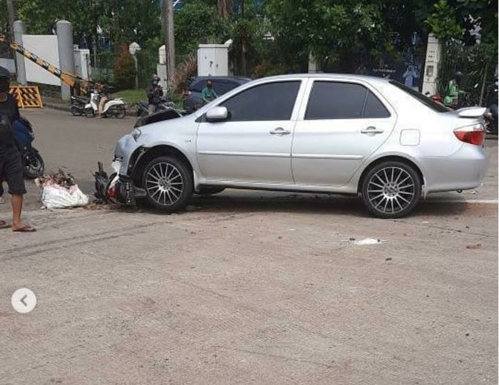 Toyota Vios tabrak Honda Vario 125 yang dikendarai lansia hingga masuk kolong di Jalan Raya Serpong, pintu masuk pergudangan Tekno, Setu, Tangerang Selatan, (19/4/21).