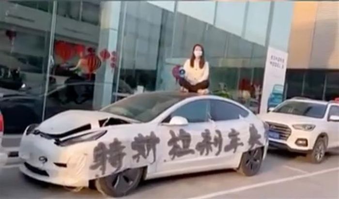 Tesla Model 3 bekas kecelakaan yang digunakan protestan di Shanghai Auto Show