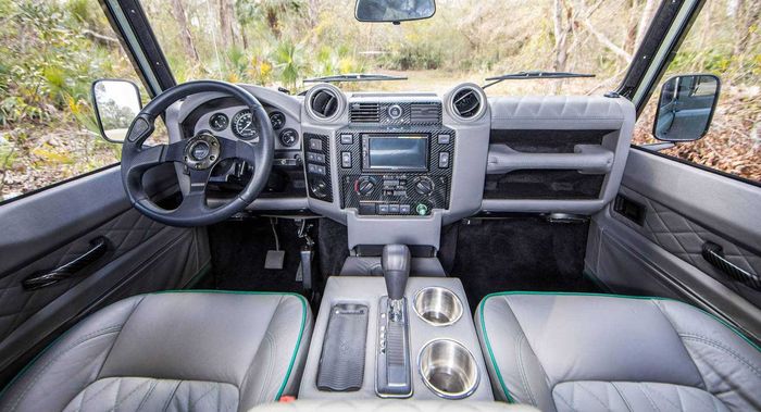 Tampilan interior elegan restomod Land Rover Defender klasik