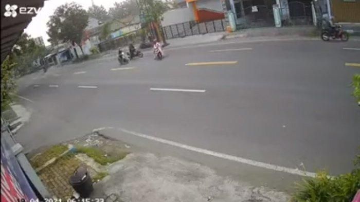 Rekaman CCTV emak-emak tertabrak pikap di Tulungagung: Situasi saat sang emak-emak hendak menyeberang (YouTube)
