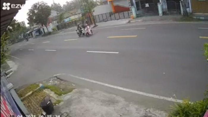Rekaan CCTV emak-emak tertabrak pikap di Tulungagung: Momen saat emak-emak menyebrang dengan sembarangan memotong jalan. sempat bersenggolan dengan dua motor di belakangnya. (YouTube)