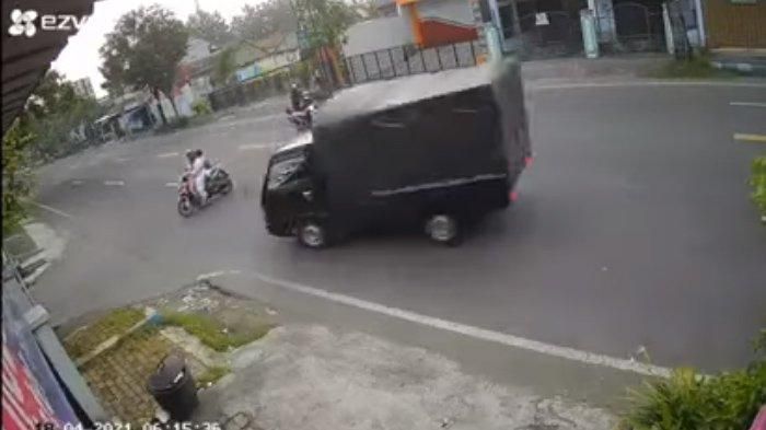 Rekaman CCTV emak-emak tertabrak pikap di Tulungagung: Lolos dari kecelakaan dengan dua motor di belakangnya, sayangnya sang emak-emak yang memotong jalan saat menyebrang tertabrak pikap yang datang dari arah berlawanan. (YouTube)