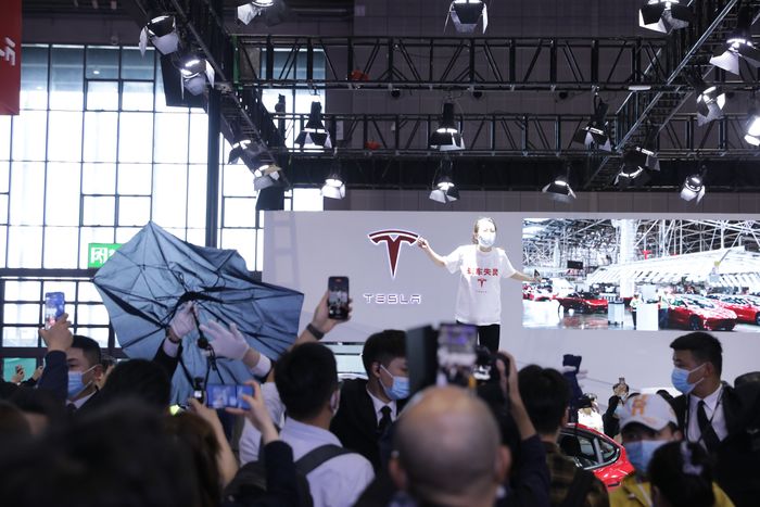 Keramaian di booth Tesla karena ada aksi protestan yang jadi tontonan
