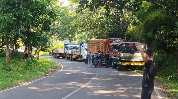 Evakuasi truk yang mengalami kecelakaan di Tanjakan Kebograng Kecamatan Cikalongkulon, Kabupaten Cianjur, Jawa Barat, Selasa (20/4/2021). (Tribun Jabar)