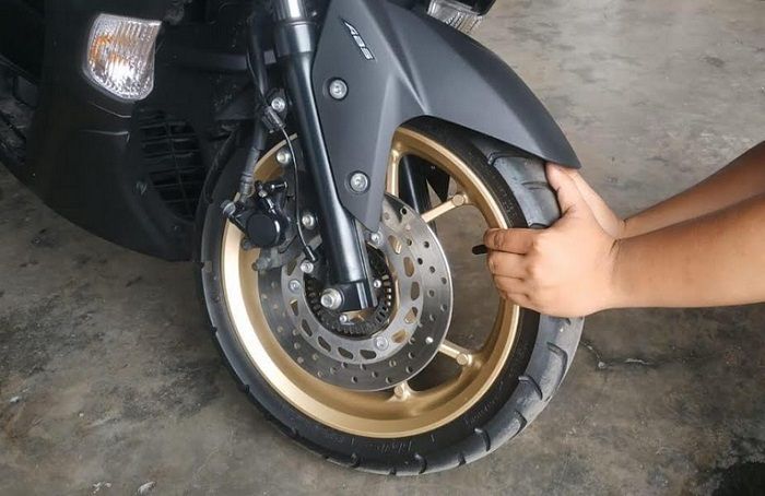 Cek tekanan angin ban motor, jangan pakai feeling.