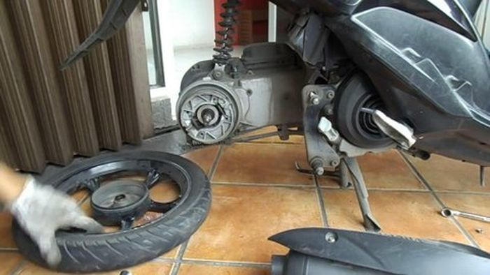 Cek area kampas rem belakang motor matic