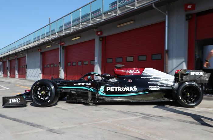 Lewis Hamilton tes pelek 18 Inci, tampilannya keren banget