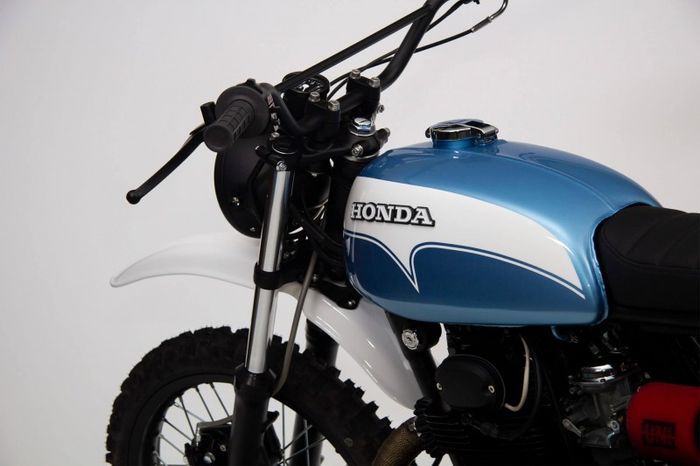 Tangki bawaan Honda CL350 dengan kelir baru