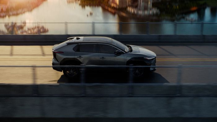 Konsep mobil listrik berbasis baterai Toyota bZ4X dapat mengisi daya di bawah sinar matahari