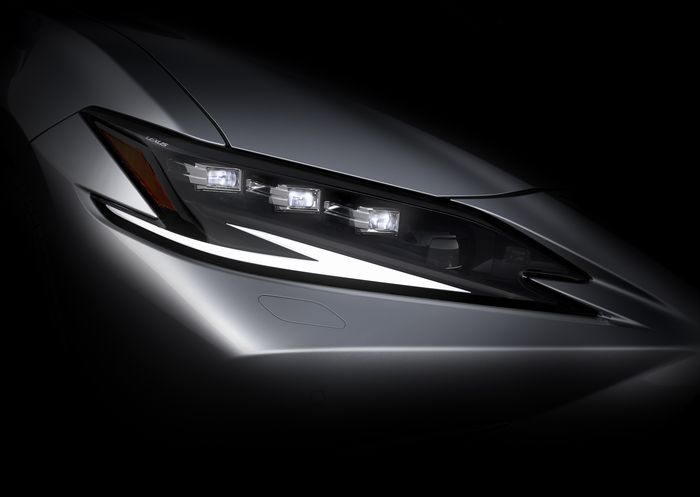 Teaser Lexus ES, menunjukkan lampu depan.