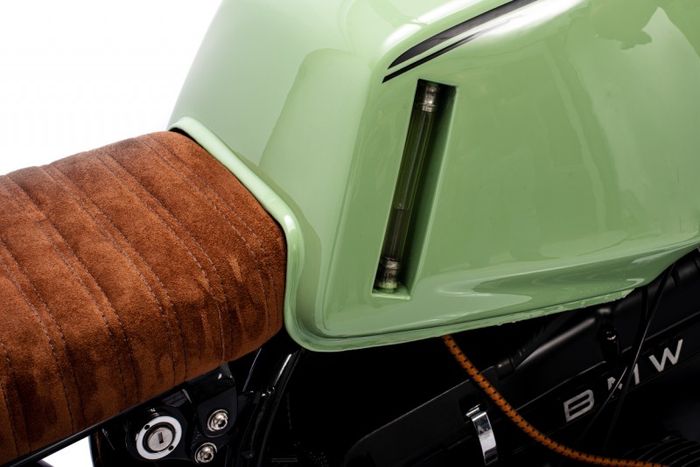 Tangki bawaannya dikustom dengan tambahan fuel meter analog