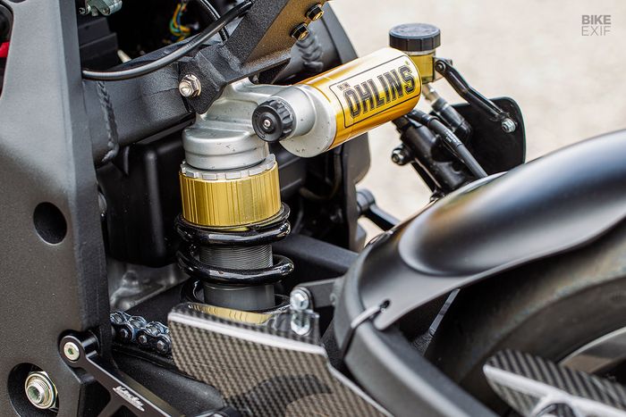 Kaki belakang memakai suspensi Ohlins copotan Aprilian RSV Mille