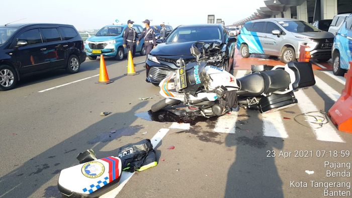 Salah satu motor Patwal Polisi jenis BMW R 1200 GS hancur ditabrak pengendara mobil sedan.