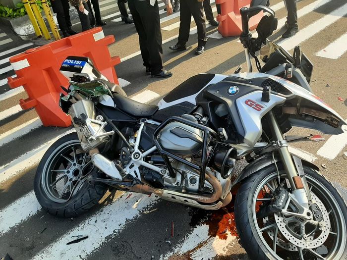 Salah satu motor Patwal Polisi jenis BMW R 1200 GS hancur ditabrak pengendara mobil sedan 