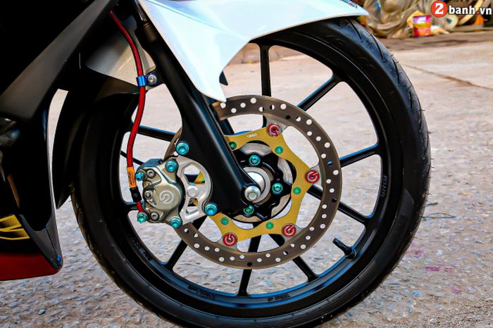 Kaki-kakinya juga tak kalah istimewa