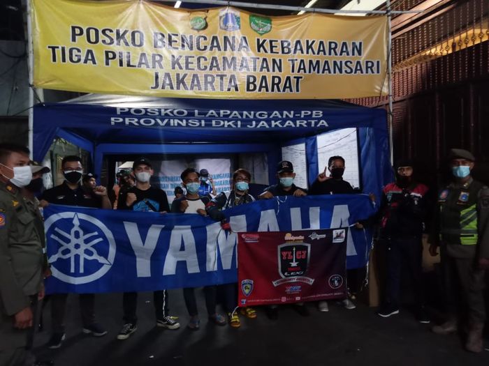 Yamaha Lexi Community Jakarta (YLCJ) berikan bantuan kepada masyarakat terdampak kebakaran di Taman Sari, Jakarta Barat pada Kamis (22/04/2021).