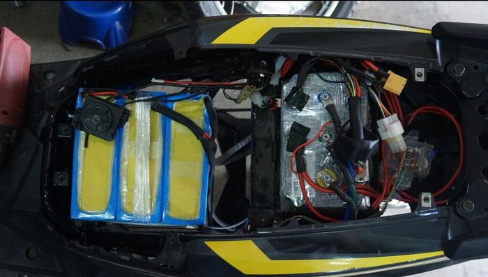 Baterai dan controller tersimpan di bawah jok