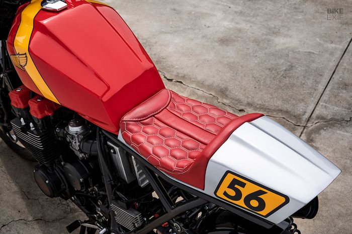 Buntut dan jok kustom yang menawan