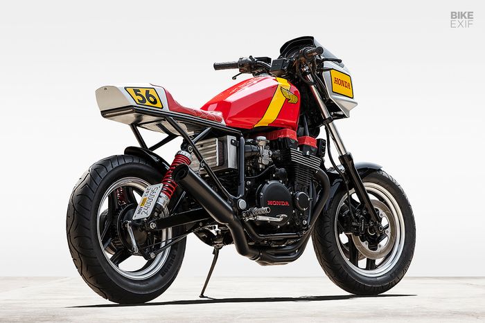 Finisingnya kelir merah dengan aksen kuning dan silver yang apik