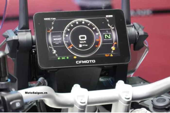 Panel instrumen TFT 7 inci pada CFMoto 800MT